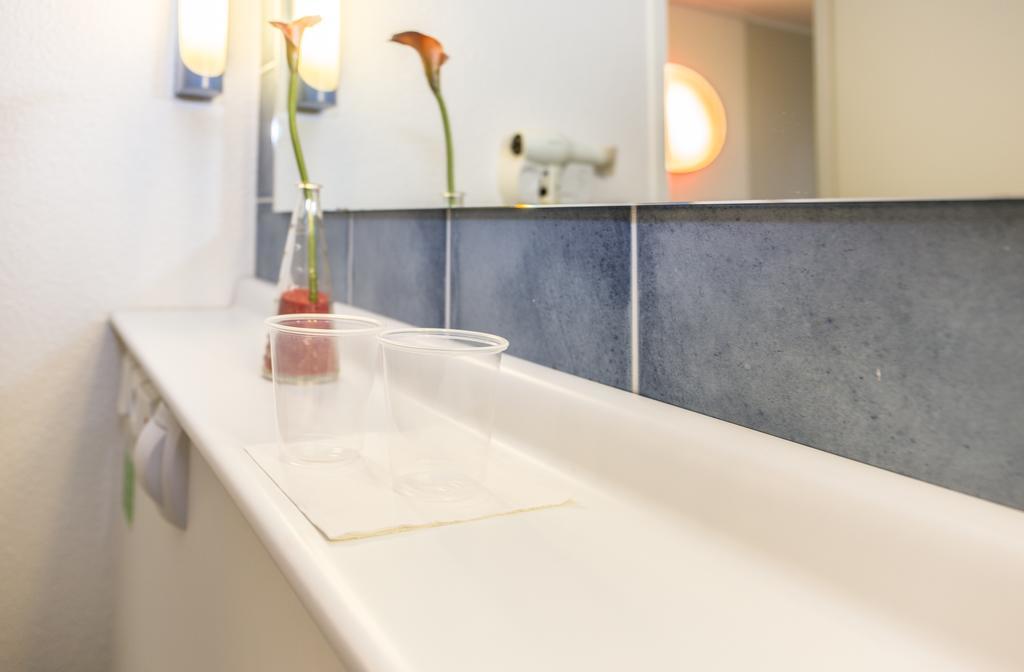 Hotel Inn Design Laval Laval  Zewnętrze zdjęcie